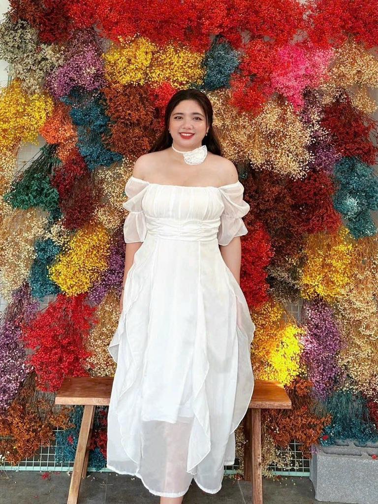 Đầm maxi bèo trễ vai kèm hoa cổ bigsize
