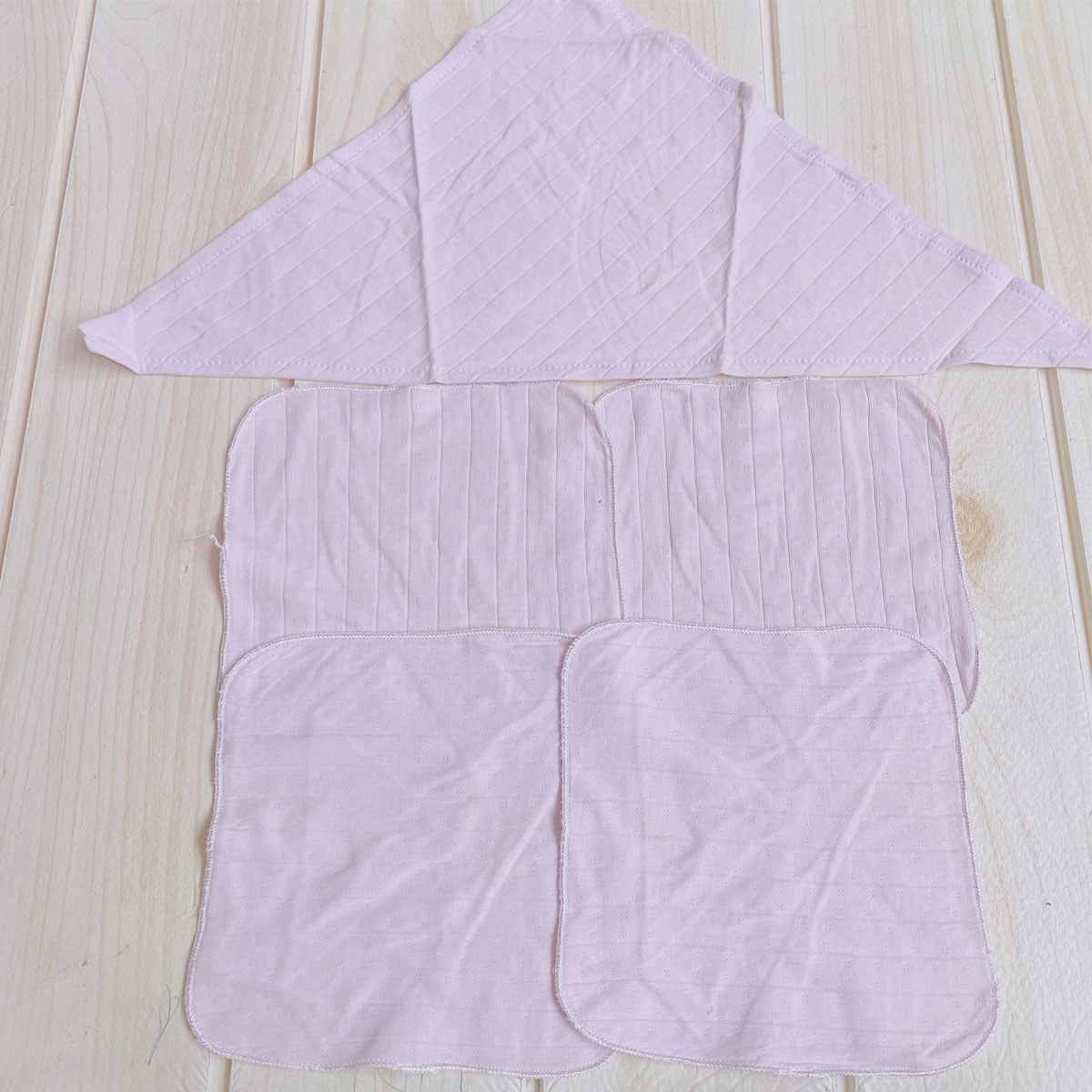 Set đồ sơ sinh cotton 18 chi tiết mùa xuân hè thu cho bé trai và bé gái (3 bộ bồ, 1 yếm choàng lớn, 1 gối, 1 yếm tròn nhỏ, 1 yếm tam giác, 4 khăn sữa, 1 mũ, 1 đôi tất tay, 1 đôi tất chân)