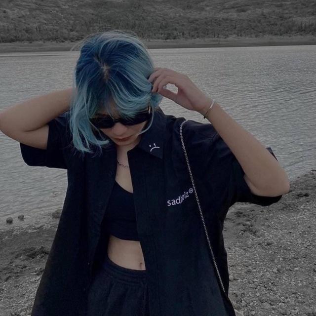 Áo sơmi tay lỡ unisex màu Đen logo thêu