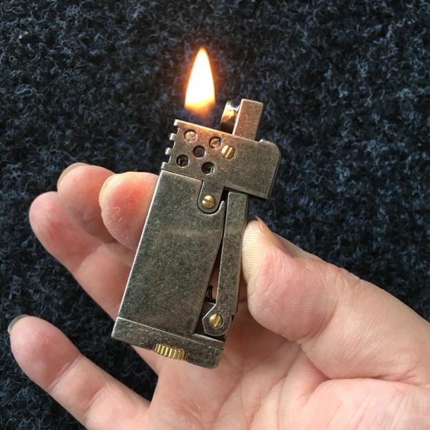 Hộp Quẹt Bật Lửa Xăng Đá 696 Thiết Kế Độc Lạ Sang Trọng - Dùng Xăng Bấc Đá Cao Cấp