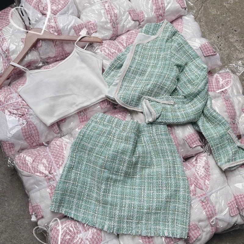 Set áo croptop dạ xanh kèm áo thun hai dây 2S trắng với chân váy