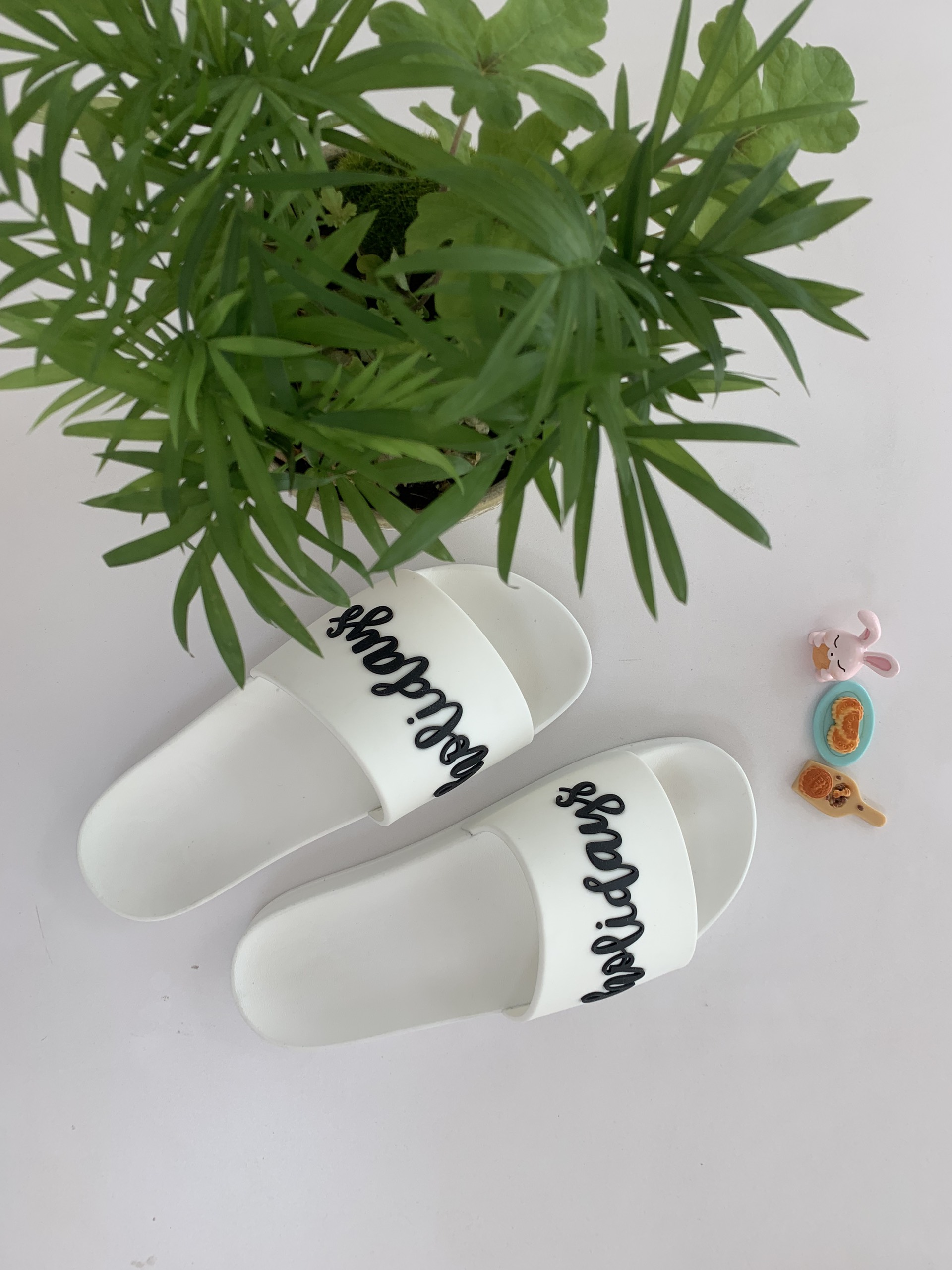 Dép Quai Ngang Màu Trắng holidays In Nổi Chữ dẫn đầu xu hướng Streetwear