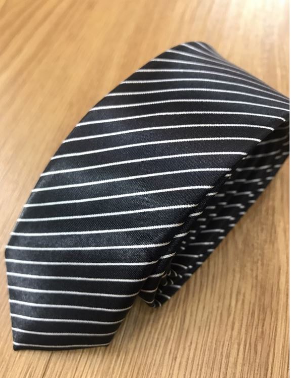 Cà vạt đen phi bóng kẻ chéo nổi bật