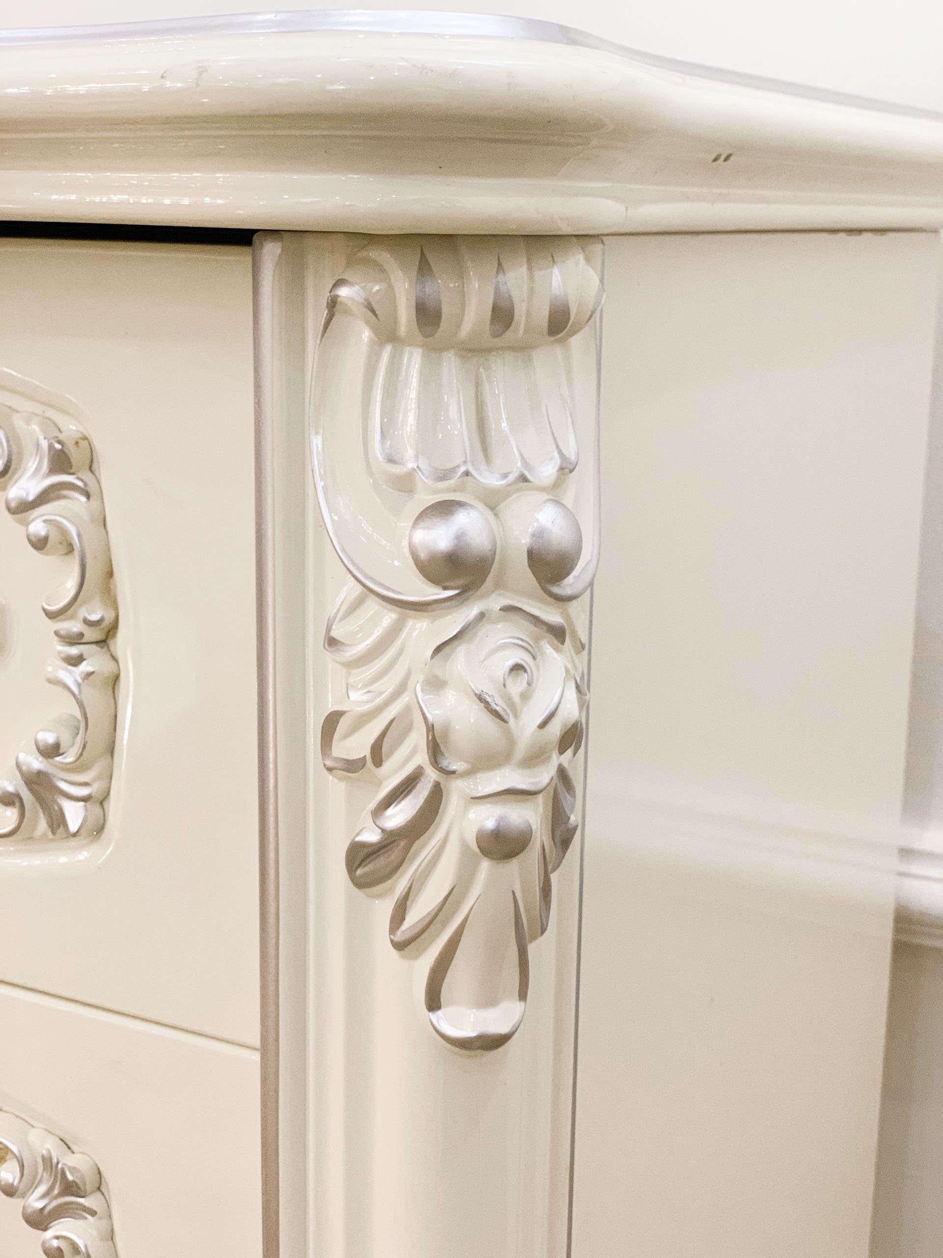 Táp đầu giường vuông được làm từ chất liệu gỗ sồi mỹ kết hợp với MDF vẽ chỉ bạc điểm nổi bật lên các họa tiết mang phong cách tân cổ điển và sang trọng