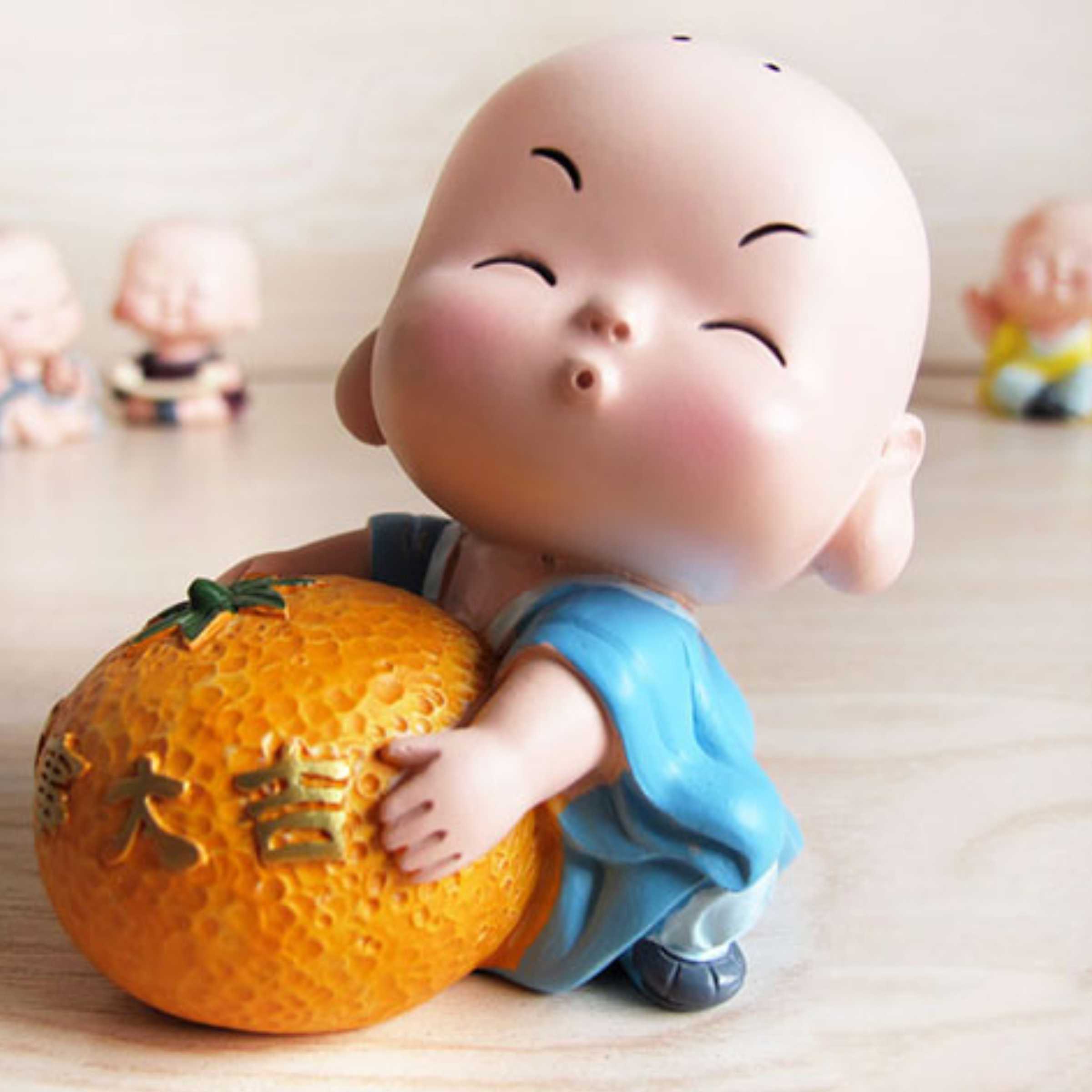 Tượng chibi chú tiểu cát tường - Chú tiểu bên quả cam vàng