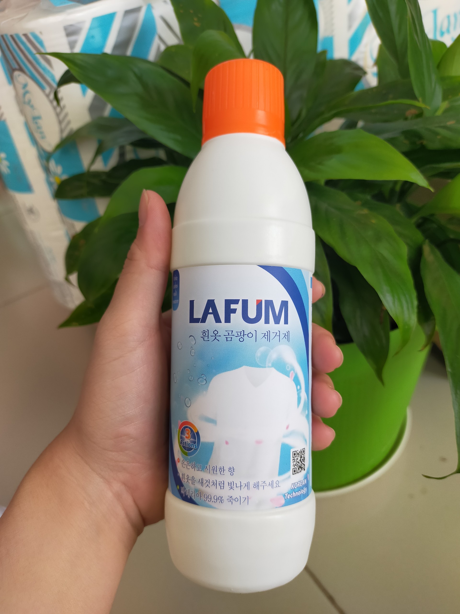 Tẩy Trắng Quần Áo Trắng Lafum 350ml giúp quần áo trắng sáng như mới, Tẩy sạch các vết mốc đen, vết ố lâu ngày 1 cách nha