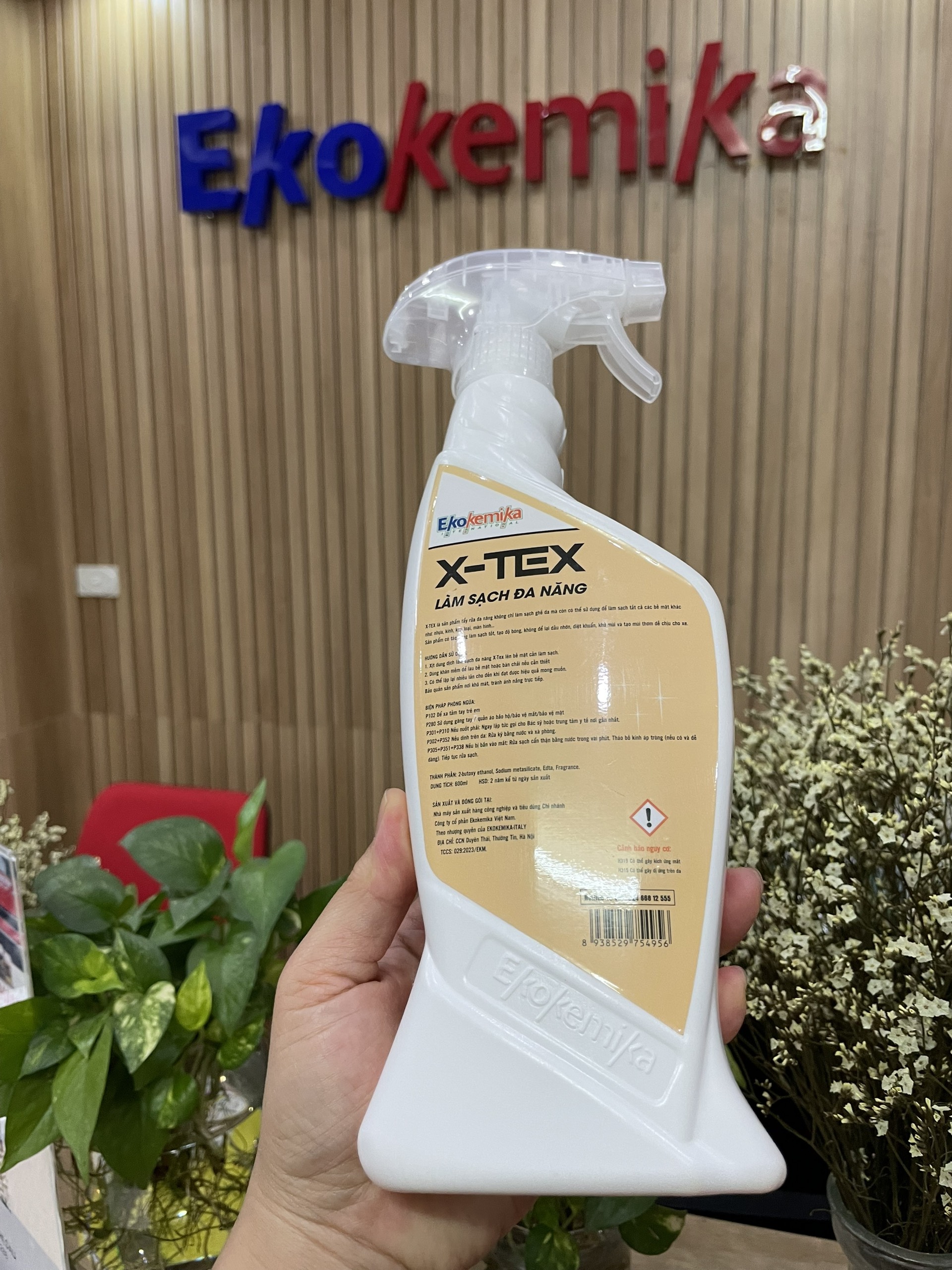 DUNG DỊCH LÀM SẠCH NỘI THẤT XE HƠI ĐA NĂNG X-TEX 600ML TRUNG TÍNH AN TOÀN CHO XE THƯƠNG HIỆU EKOKEMIKA