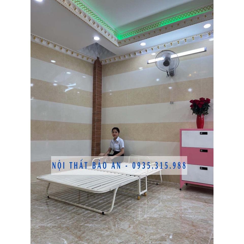 Giường sắt xếp di động có bánh xe rộng 1m