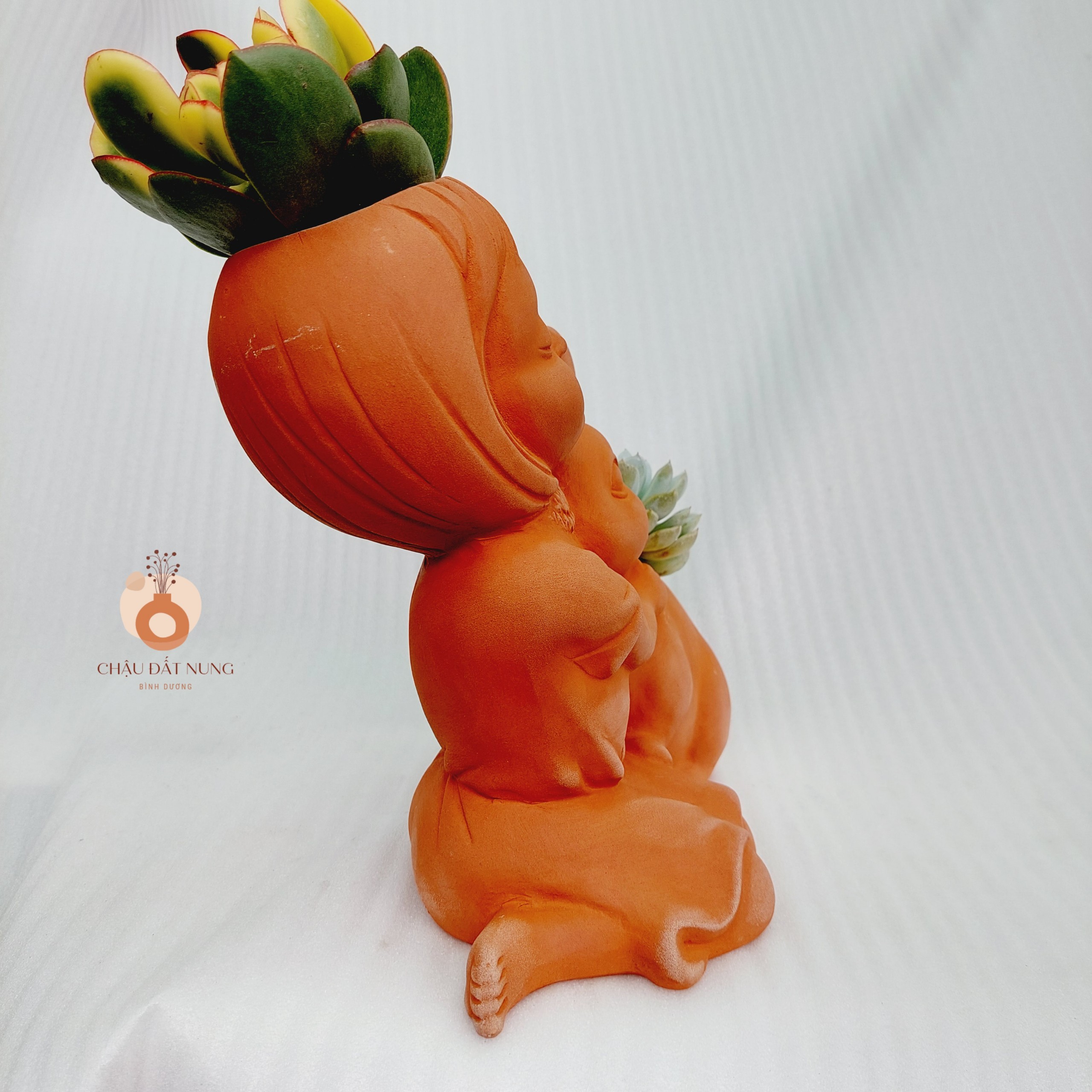 Chậu đất nung Bình Dương - Cô gái Serena và bạn thỏ, miệng chậu 8cm, chiều cao 23cm