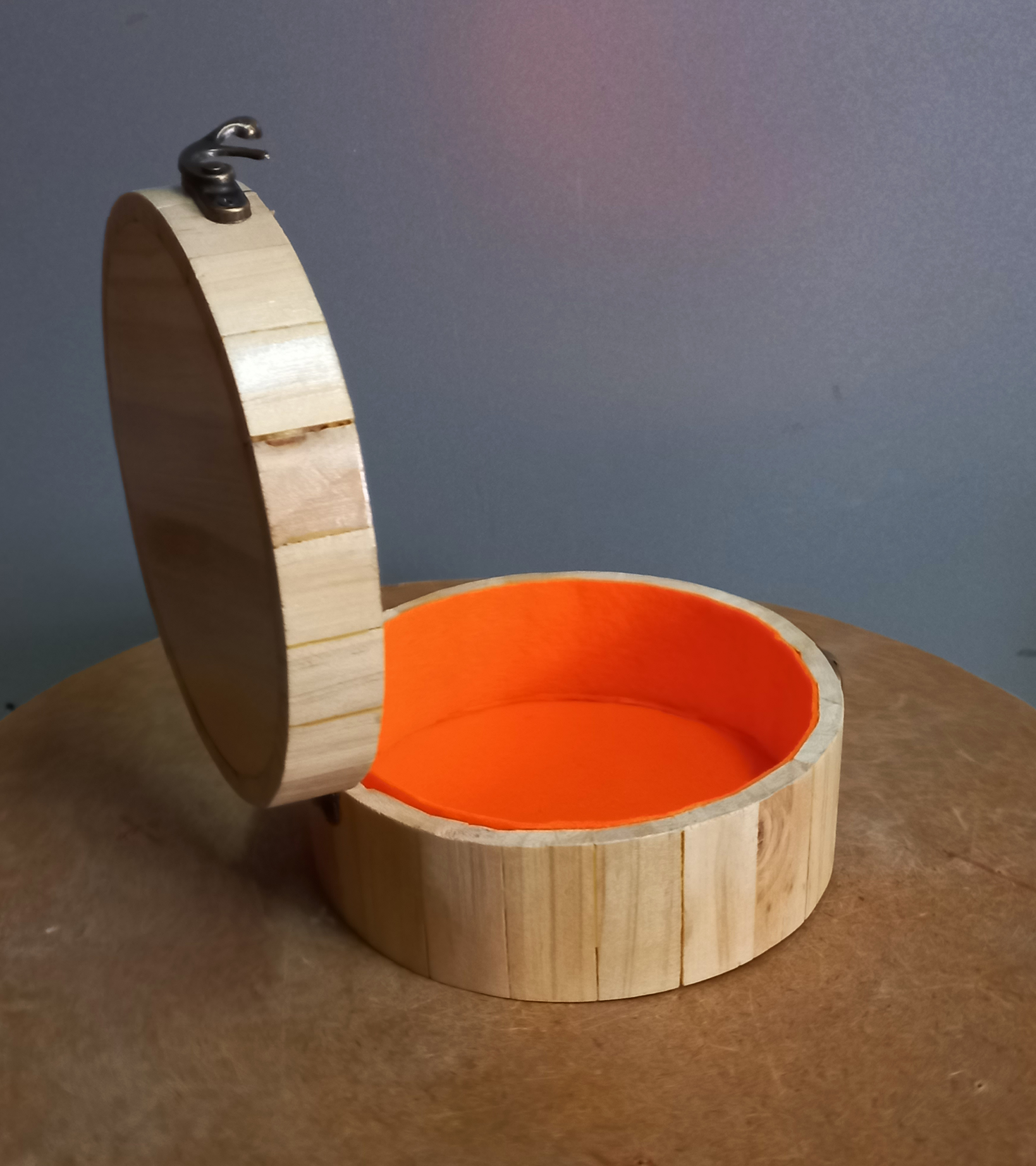 Hộp gỗ tròn lớn đựng đồ linh tinh trên bàn làm việc, 13cm x 7cm.