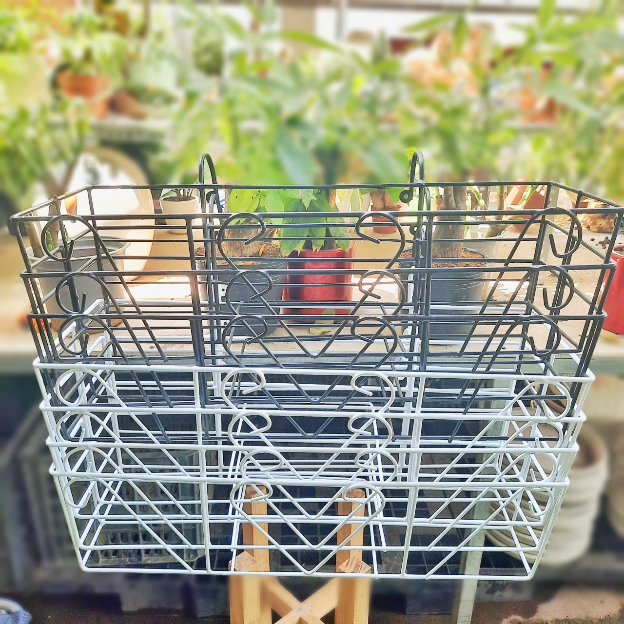 Khung sắt treo chậu hoa ban công kích thước 65*23*20cm