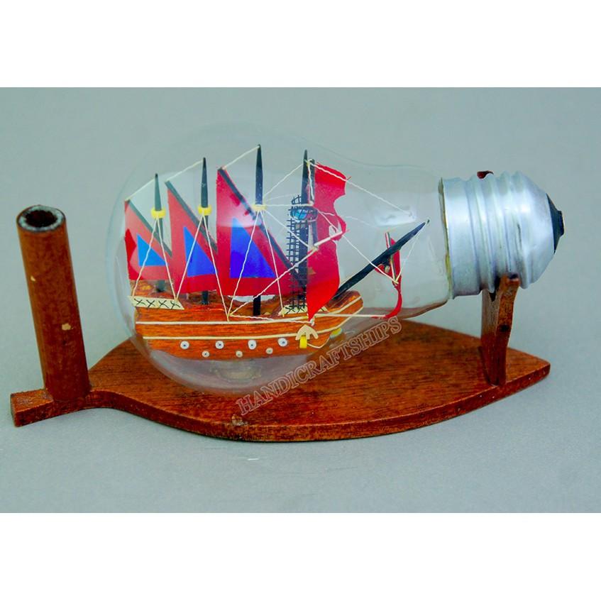 Mô Hình Thuyền Buồm CARAVEL Trong Bóng Đèn