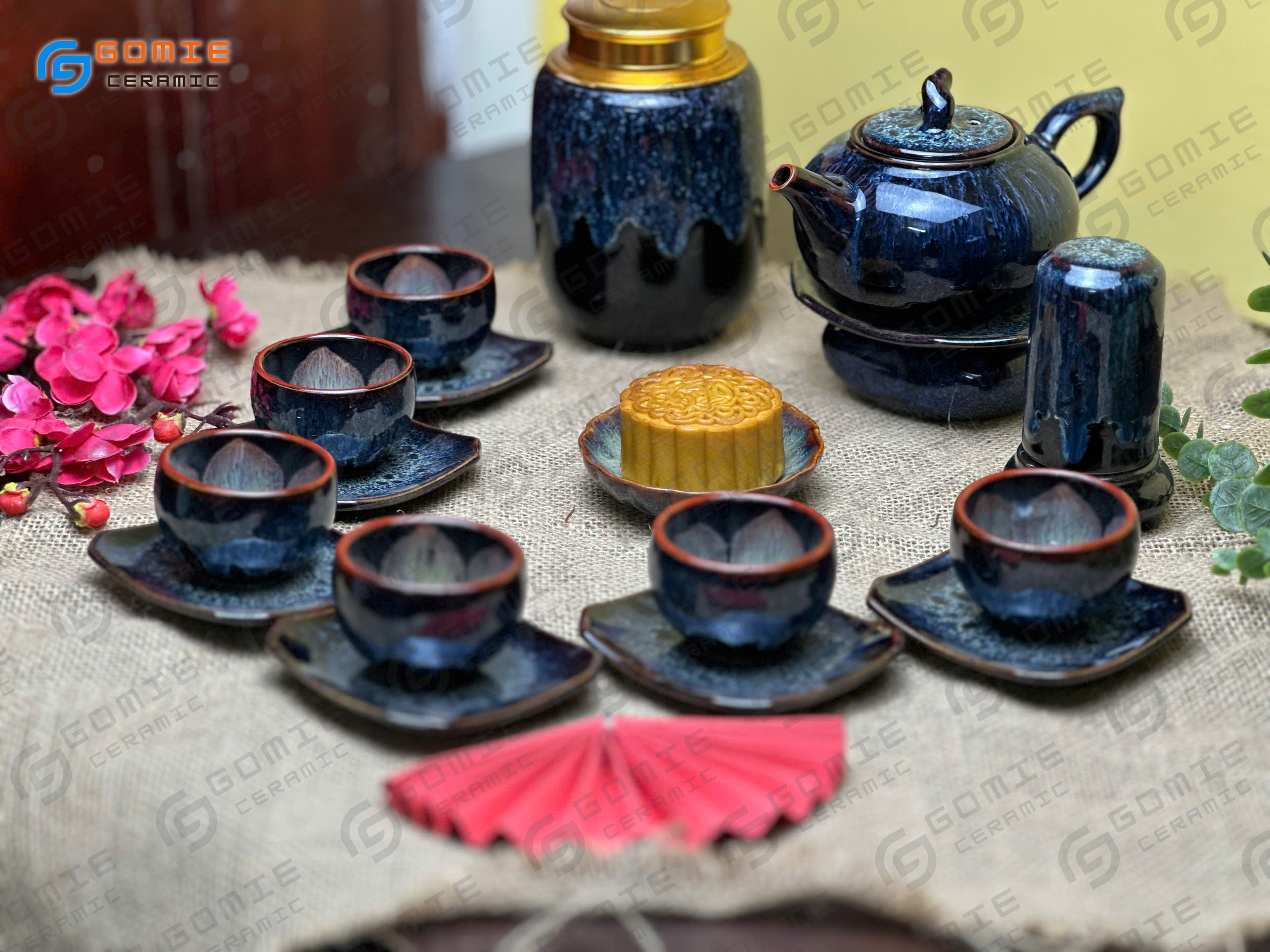 Bộ Ấm Qủa Hồng Lòng Chén Đúc Hoa Hỏa Biến Xanh Sapphire đầy đủ phụ kiện