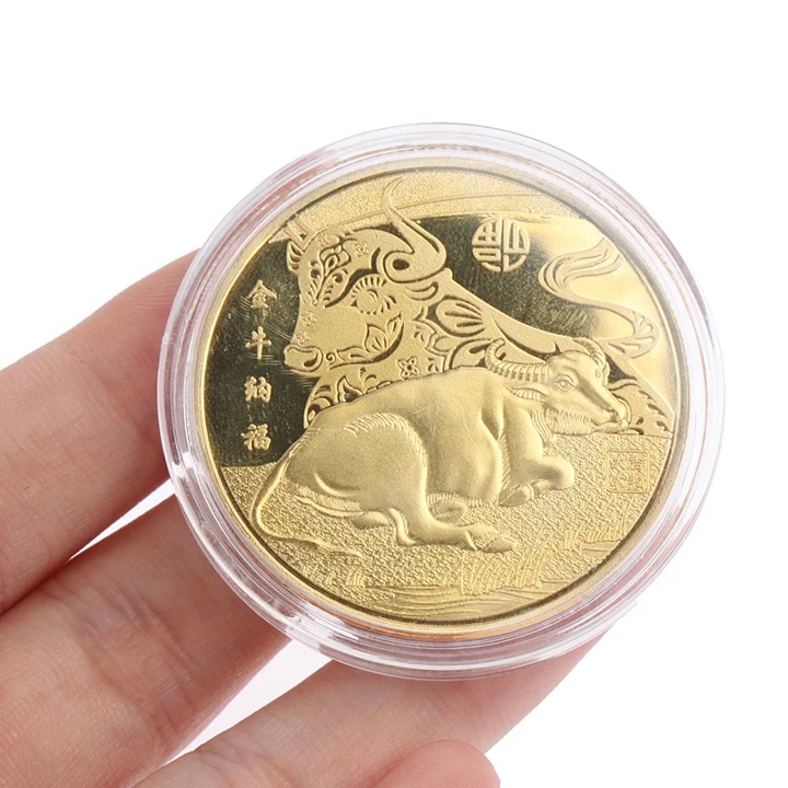 Cặp Xu con Trâu màu Vàng và Bạc tặng túi gấm, dùng để trang trí bàn sách, xỏ lỗ đeo dây hoặc bỏ vào túi mang theo - SP002377