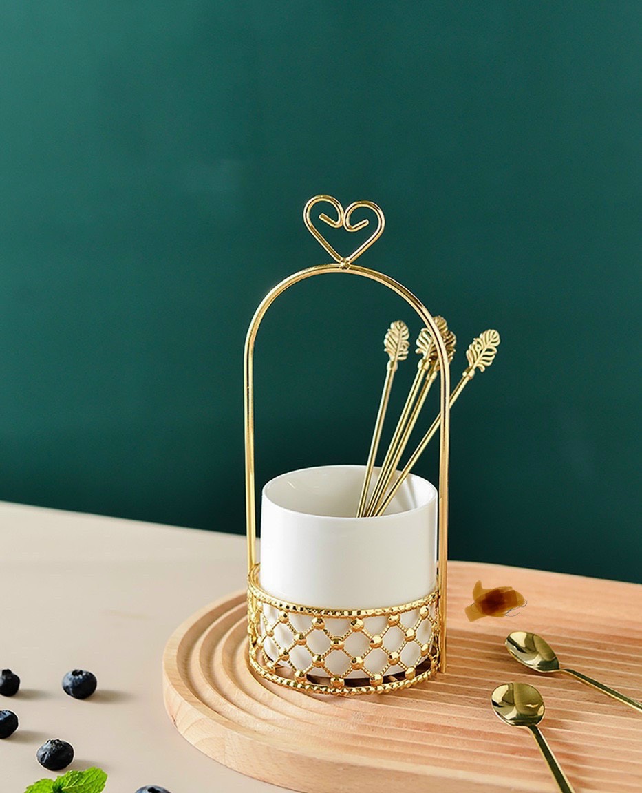 GIỎ ĐỰNG THÌA DĨA SỨ KHUNG KIM LOẠI MẠ VÀNG ĐIỂM NHẤN TAY CẦM TRÁI TIM - ANTH587