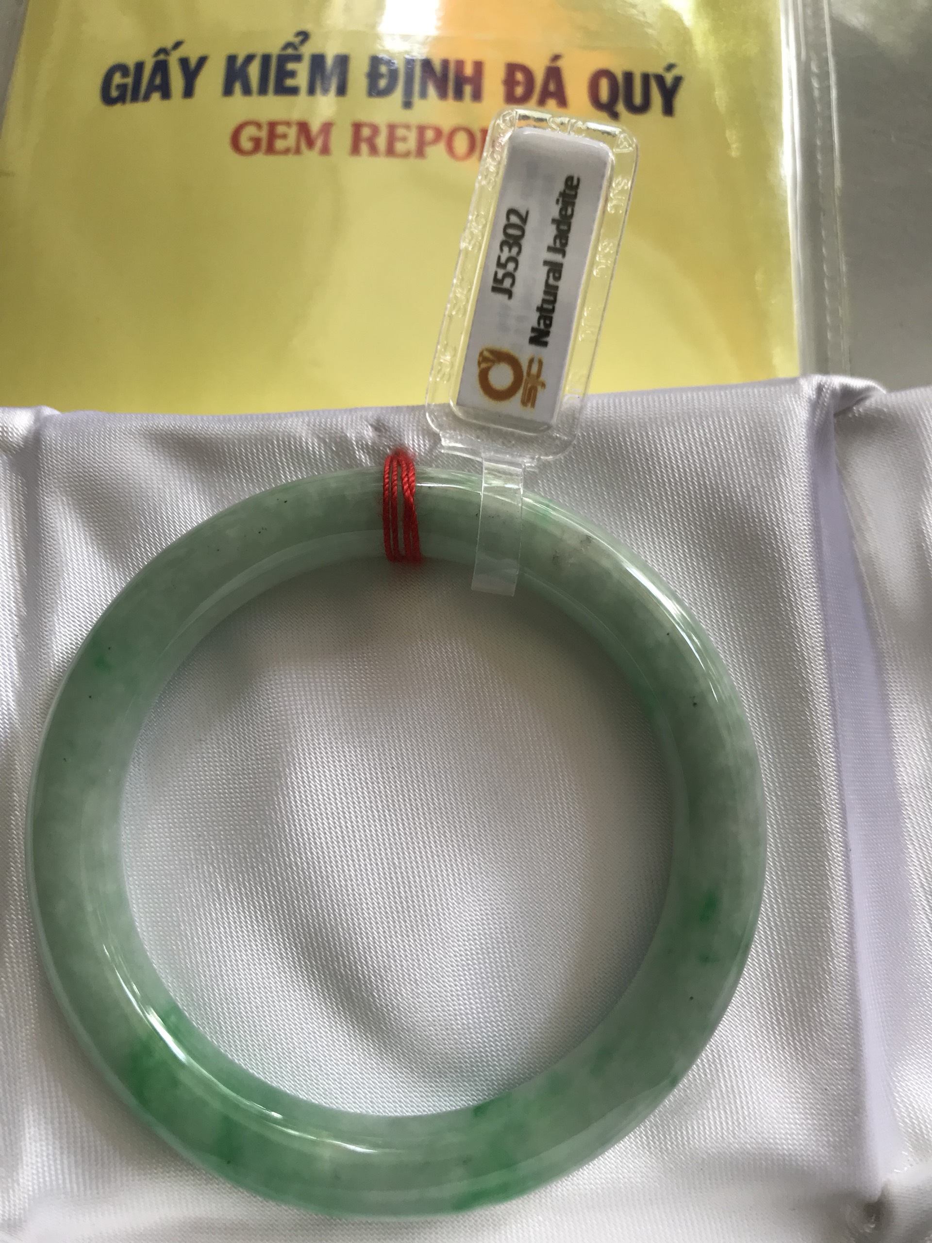 Vòng Cẩm Thạch tự nhiên Kiểm Định Sjc J55302 Xanh Đậu Lý A Sao Sao Sao Vip 49mm x chột 8mm Màu Trắng Xanh Bông đậu vân lý tươi đậm bóng đều đẹp sang nữ 45kg - 49kg đeo Món quà tặng thật sự ý nghĩa dành tặng cho chính bản thân mình, tặng Mẹ , Vợ ý nghĩa ạ