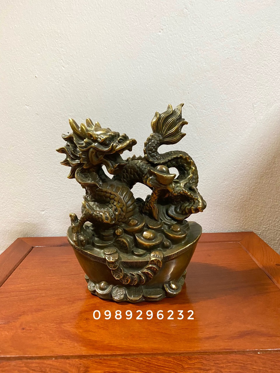 Tượng Rồng Cuộn trên thỏi vàng bằng đồng