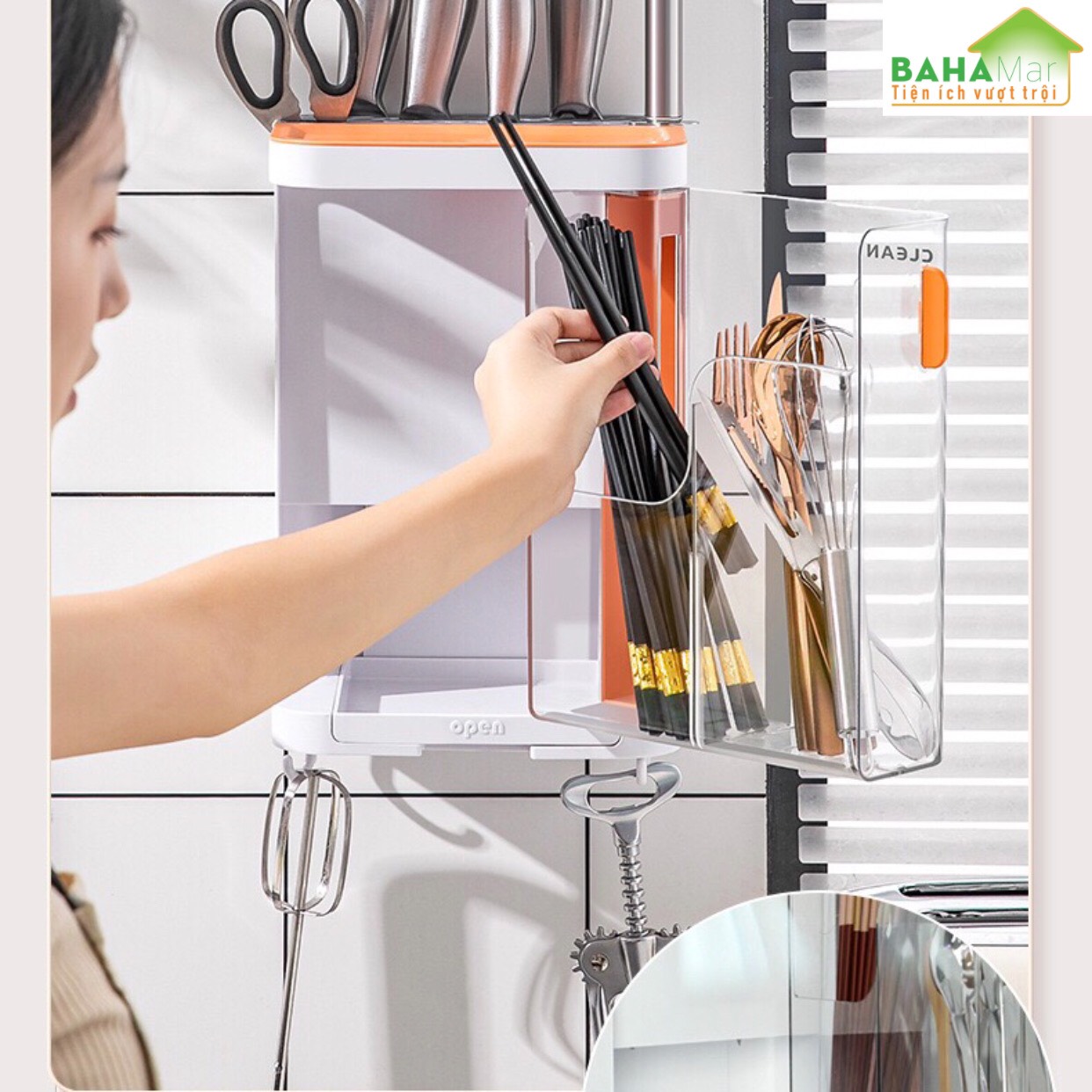 HỘP KHỬ TRÙNG UV CÓ GIÁ CẮM DAO VÀ HỘP ĐỰNG ĐŨA THÌA - TREO TƯỜNG KHÔNG CẦN KHOAN TƯỜNG "BAHAMAR"Có các hạt đèn khử trùng tia cực tím sâu UVC giúp khử trùng toàn diện hơn.