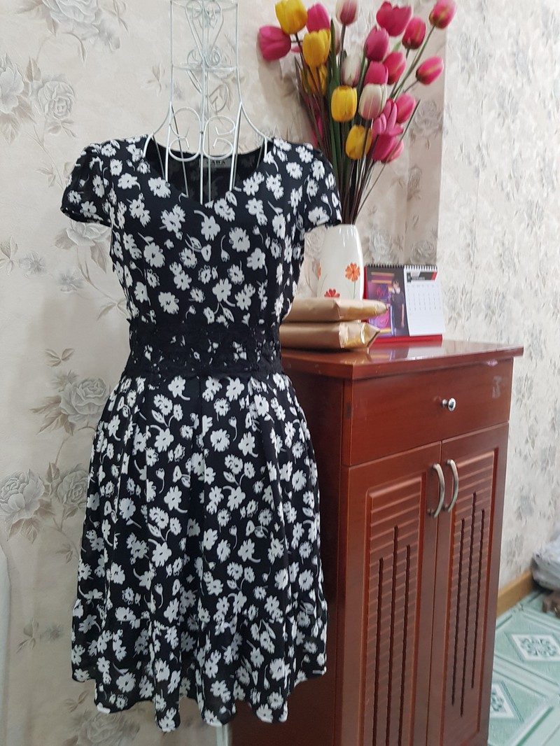 Đầm Xòe Hoa Phối Ren Eo nhẹ nhàng nữ tính. Chất tằm ý mềm mịn,thoáng mát,không co giãn. Đầm thích hợp đi chơi,đi tiệc,hoặc công sở nhé