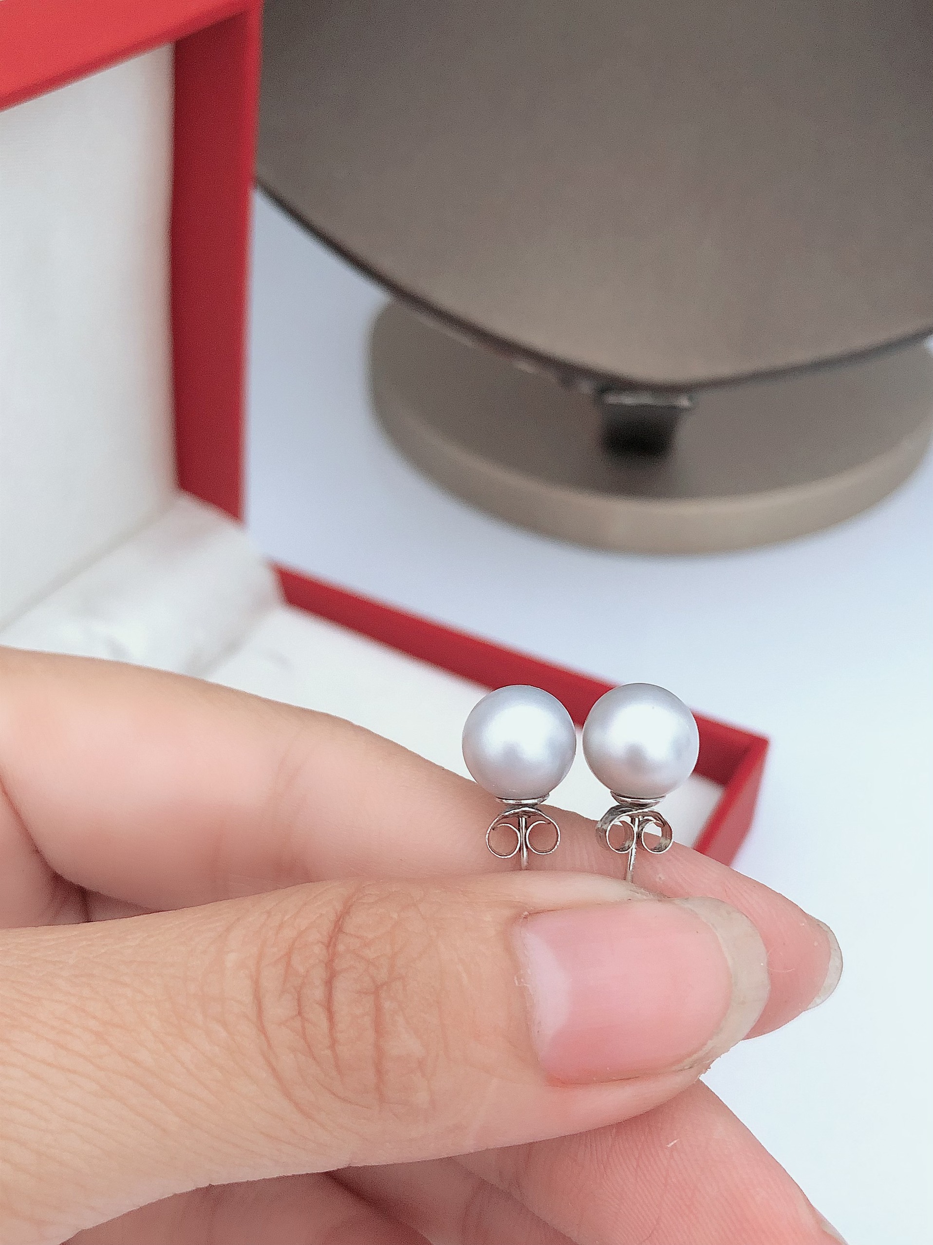 Hoa tai nụ ngọc tròn cao cấp màu xám sang trọng