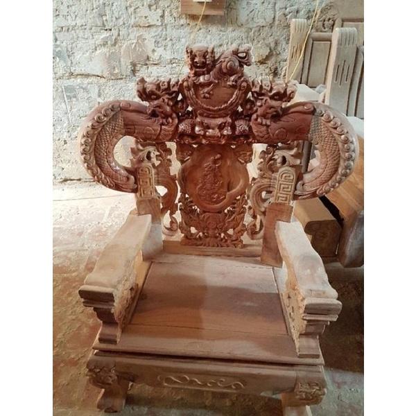 Bàn ghế phòng khách rồng khuỳnh nghê đỉnh gỗ xà cừ tay 12 bàn đục