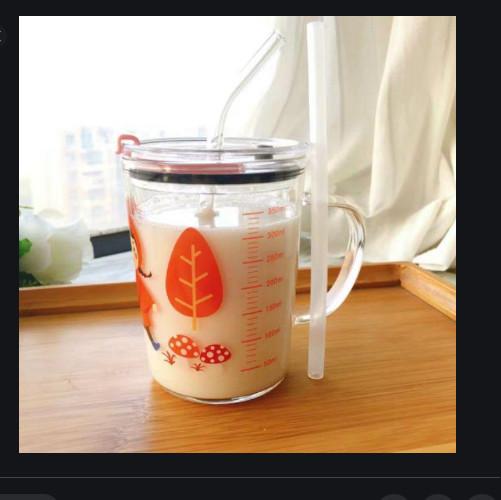Cốc Thủy Tinh Chia Vạch Pha Sữa Có Tay Cầm, Có Nắp Đậy Kèm Ống Hút Tiện Dụng Loại 400Ml - Loại Tốt