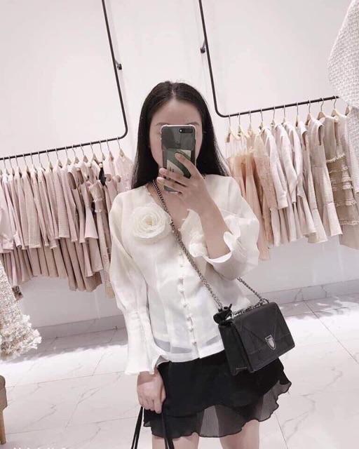 Sơmi tơ cổ V khuy ngọc + hoa cài