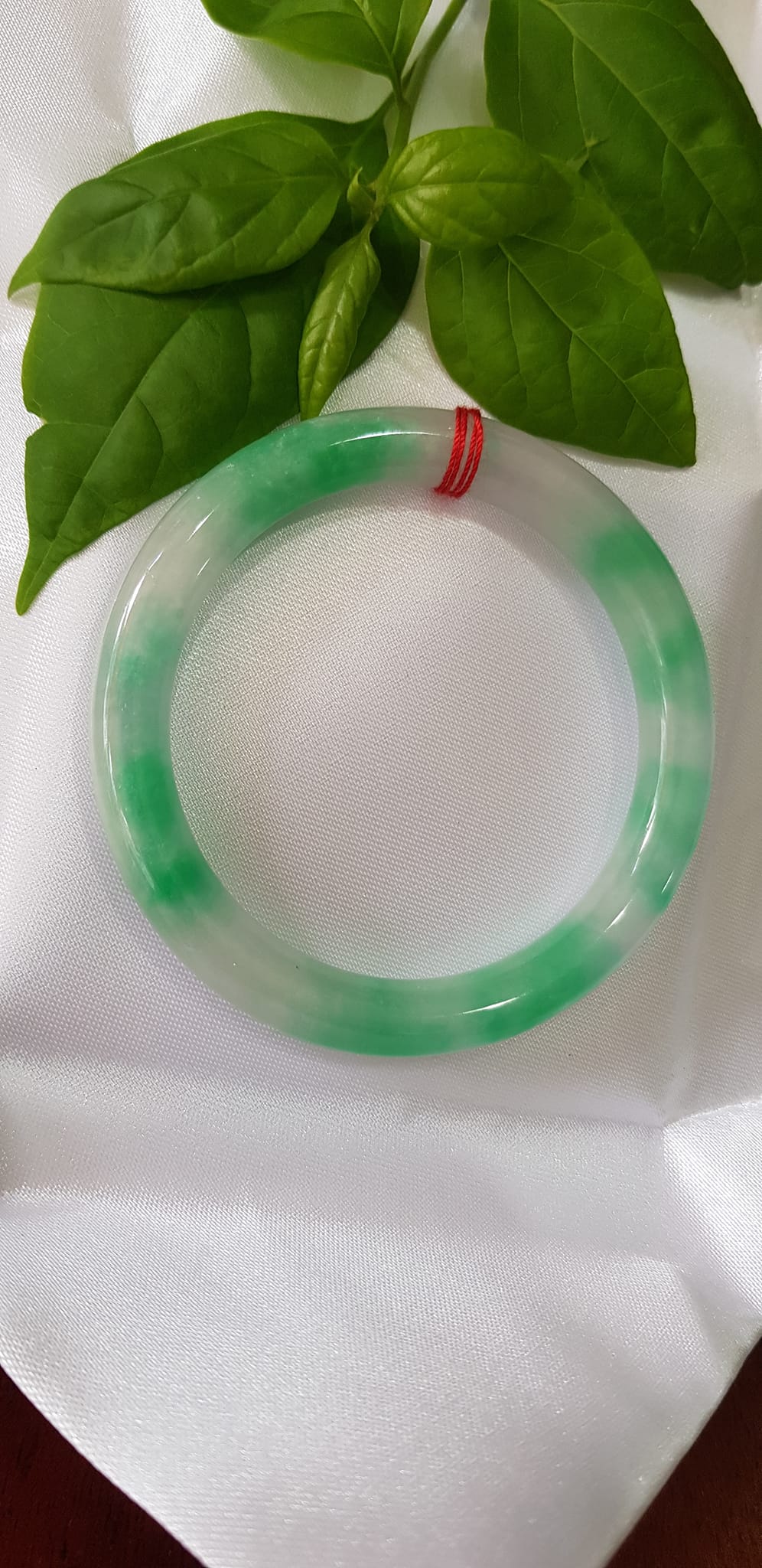 ️Vòng tay nữ đá Cẩm Thạch tự nhiên mới TR LÝ IC 52mm x chột 8mm vòng màu xanh trắng đều đẹp nữ 50kg - 54kg đeo ạ