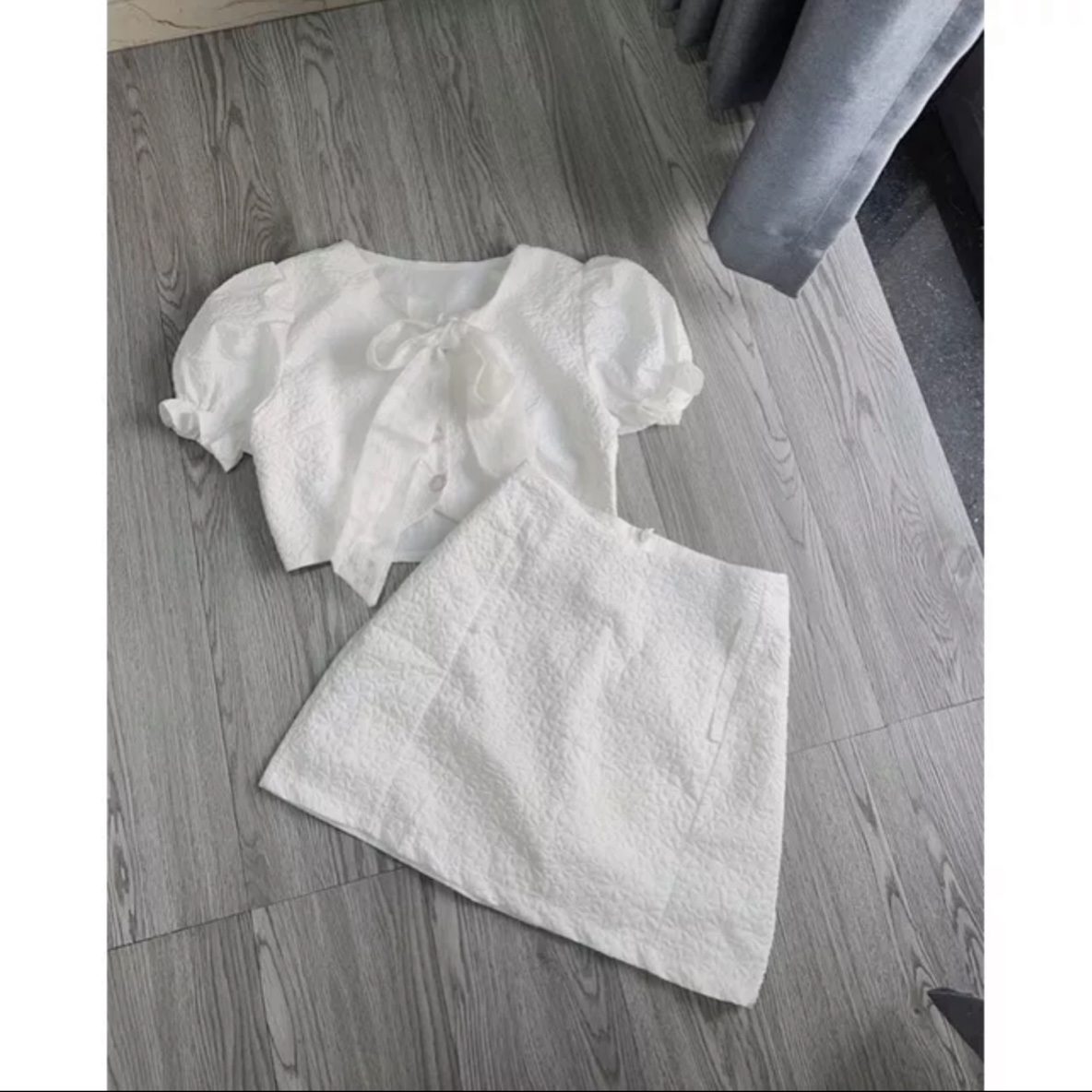 Sét Váy Xốp 2 Món Gồm Áo xốp buộc nơ cổ và chân váy có quần trong và chun lưng