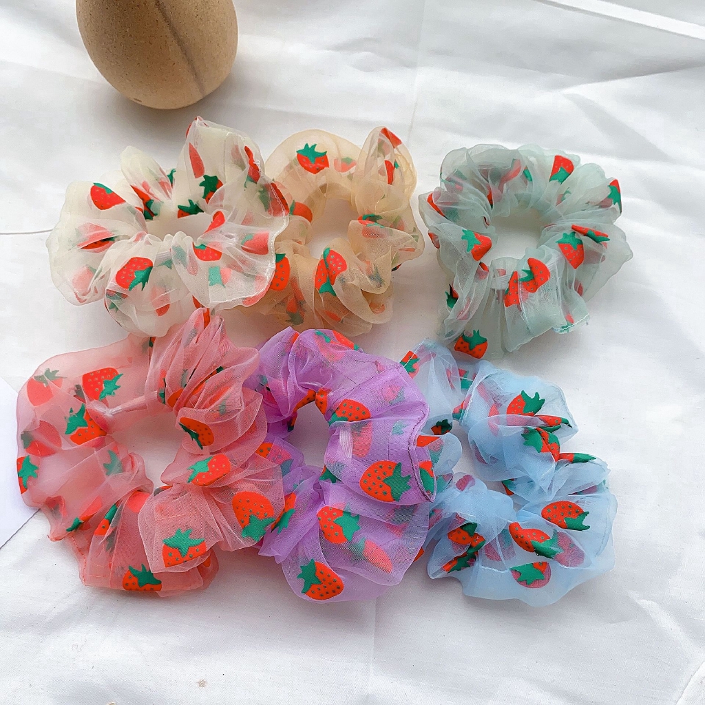 SET 3 DÂY CỘT TÓC SCRUNCHIES VẢI VOAN DÂU TÂY SẮC NÉT TẶNG KÈM MỘT DÂY CỘT TÓC QUẢ BƠ SIÊU DỄ THƯƠNG