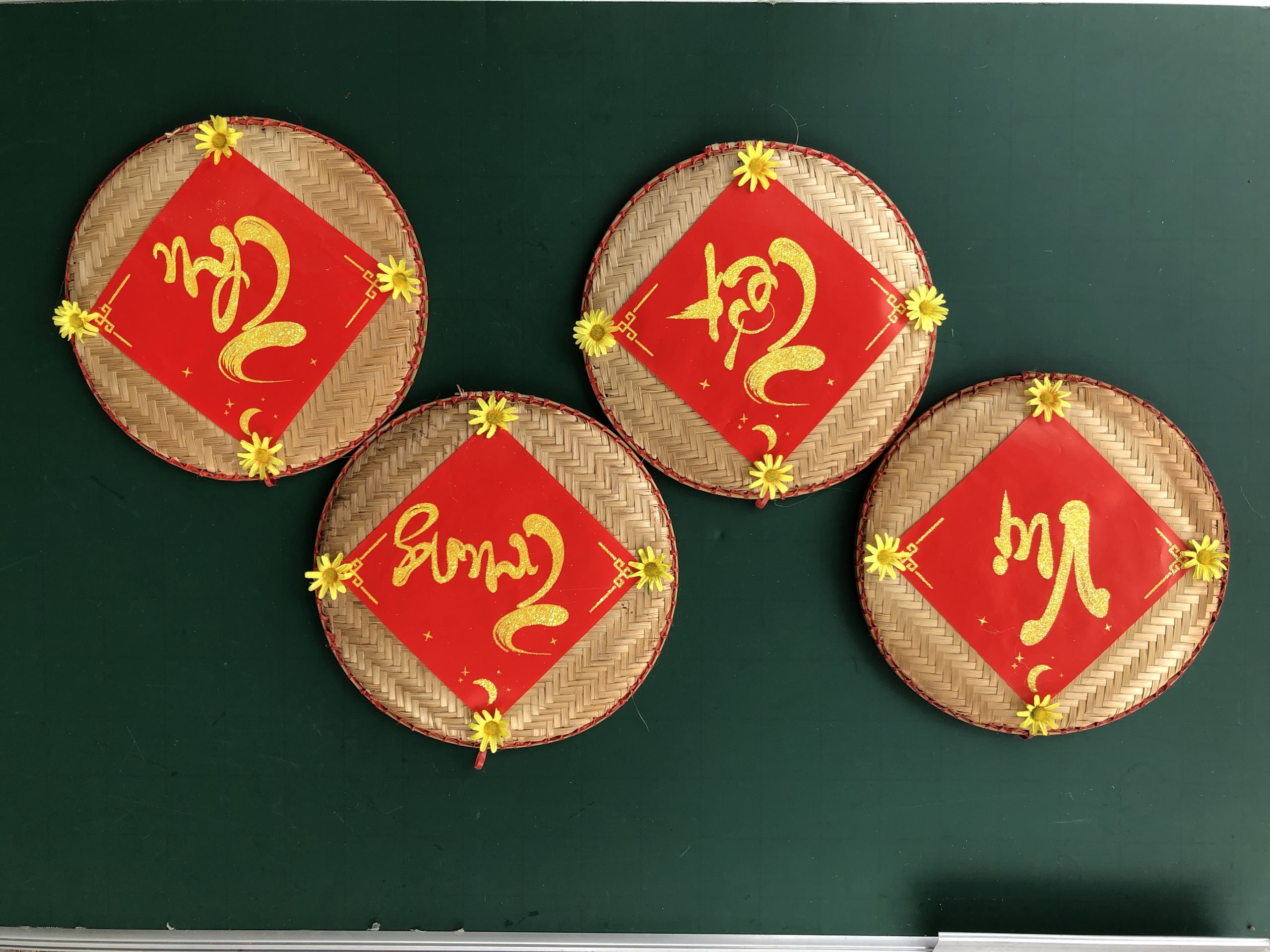Bộ 4 mẹt tre chữ thư pháp VUI TẾT TRUNG THU treo trang trí Tết Trung thu 2022 đường kính mẹt 30cm chữ phủ nhũ lấp lánh