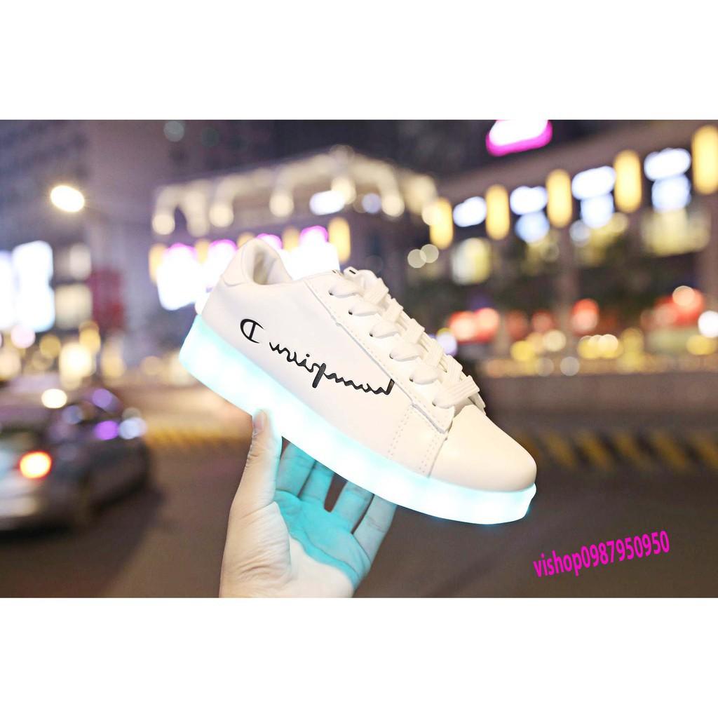 Giày phát sáng màu trắng chữ hàn nhịp tim ngược phát sáng 7 màu 8 chế độ đèn led cực đẹp cá tính Hàn Quốc