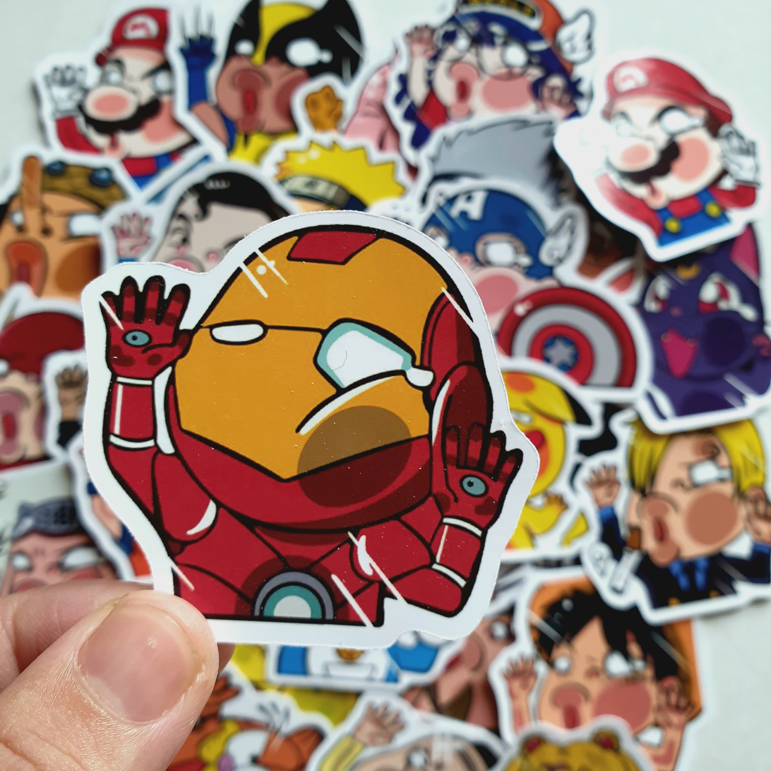 Sticker các nhân vật ÚP MẶT VÀO KÍNH trang trí mũ bảo hiểm, đàn, guitar, ukulele, điện thoại laptop