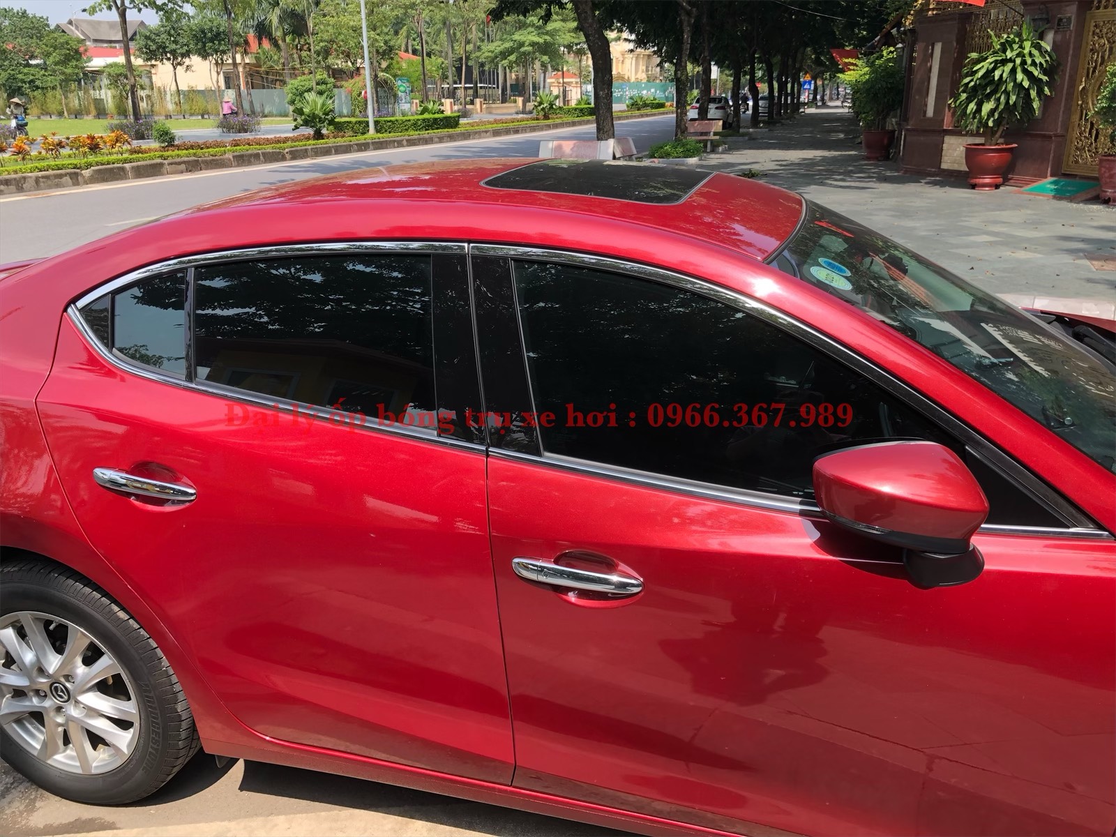 Ốp bóng trụ cửa xe ô tô Mitsubishi Outlander
