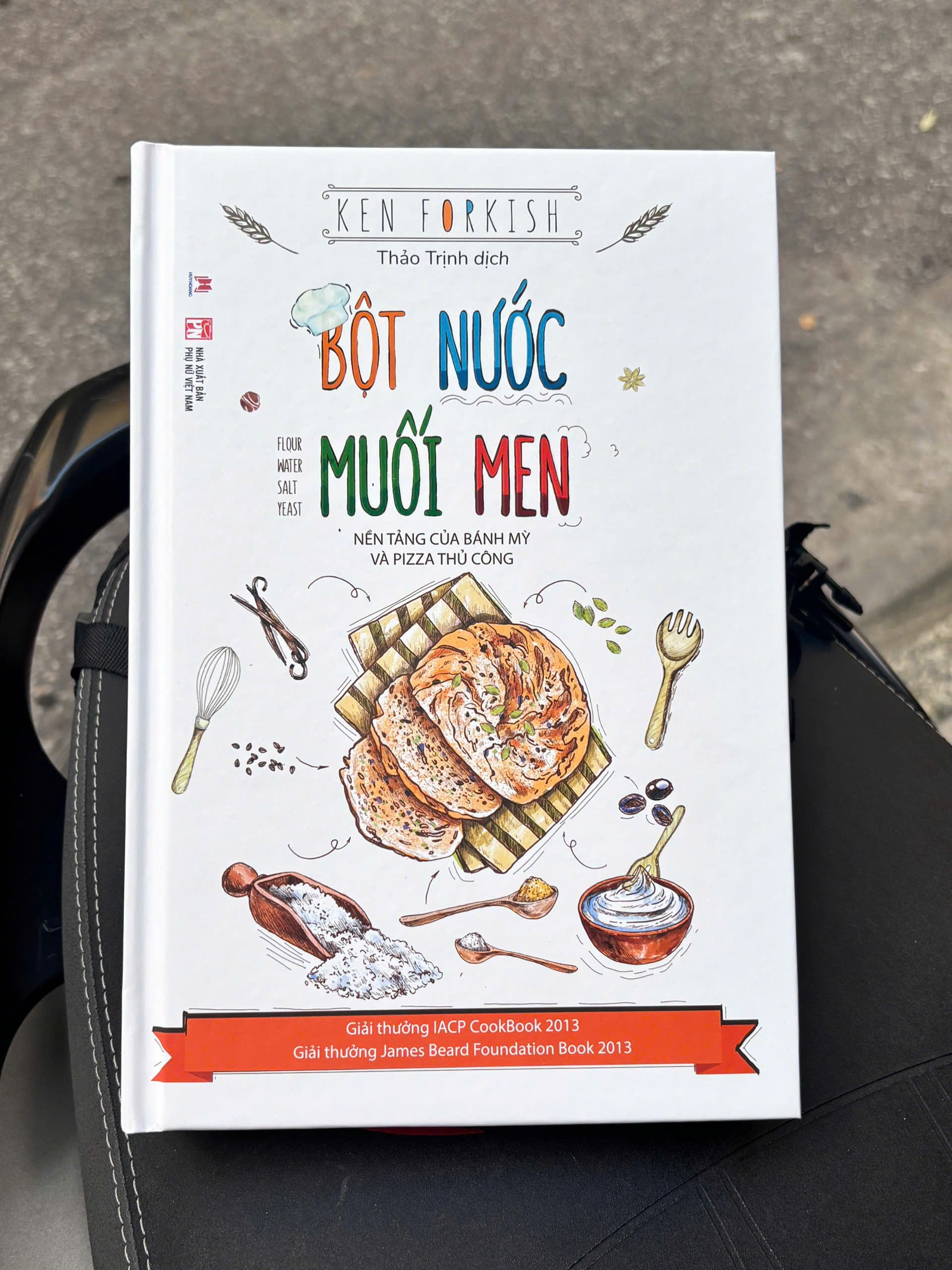 Bìa cứng in màu- giải thưởng IACP Cookbook- James Bread Foundation Book BỘT NƯỚC MUỐI MEN - Nền tảng của bánh mỳ và pizza thủ công  Ken Forkish  Thảo Trịnh dịch  Huy Hoang Books phát hành - NXB Phụ Nữ
