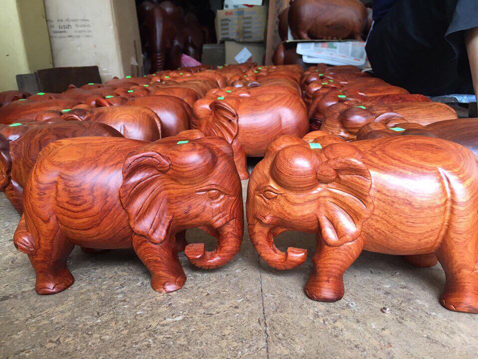 Cặp tượng voi trang trí gỗ hương đỏ nguyên khối