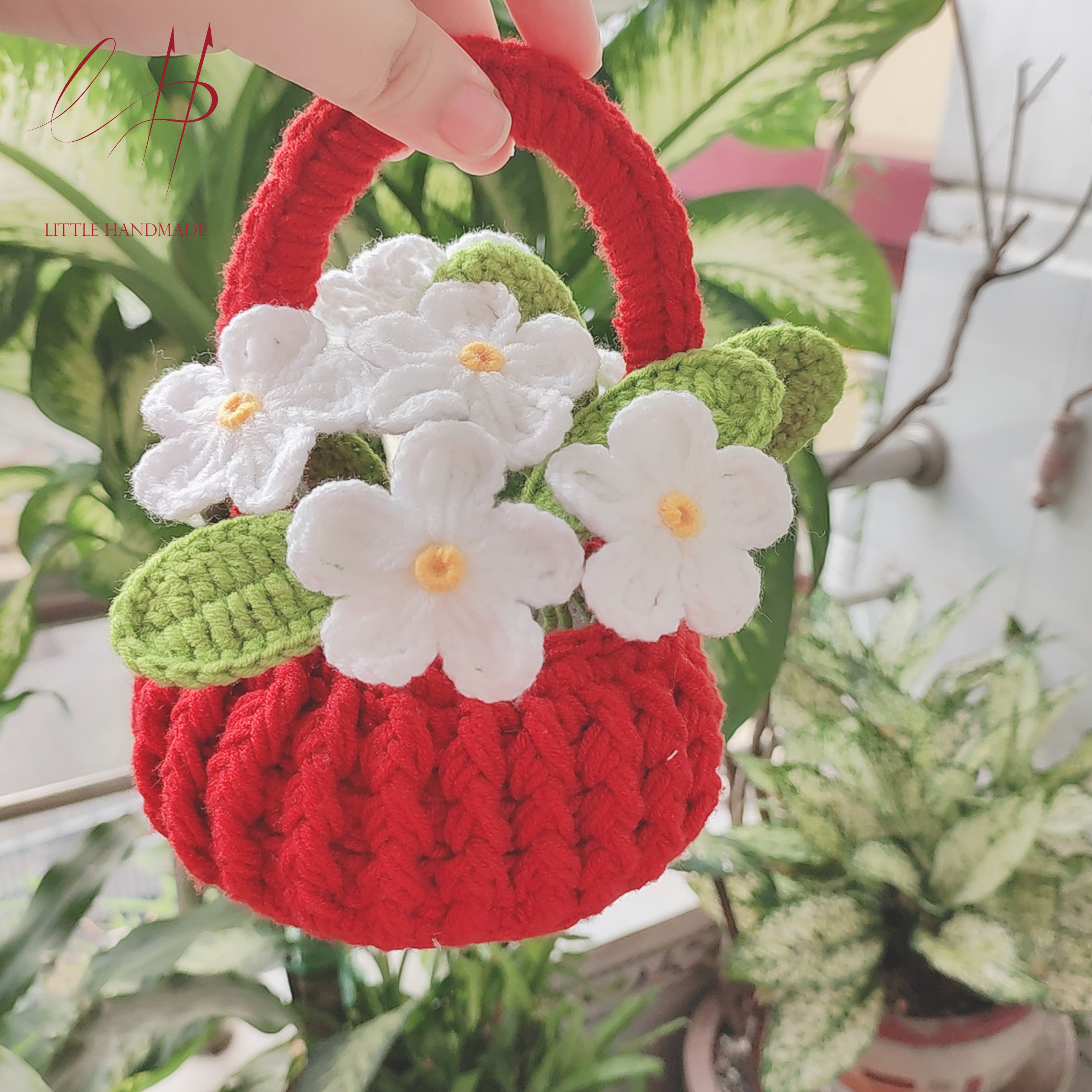 Giỏ hoa len lưu ly trắng handmade 11 cm x 19 cm