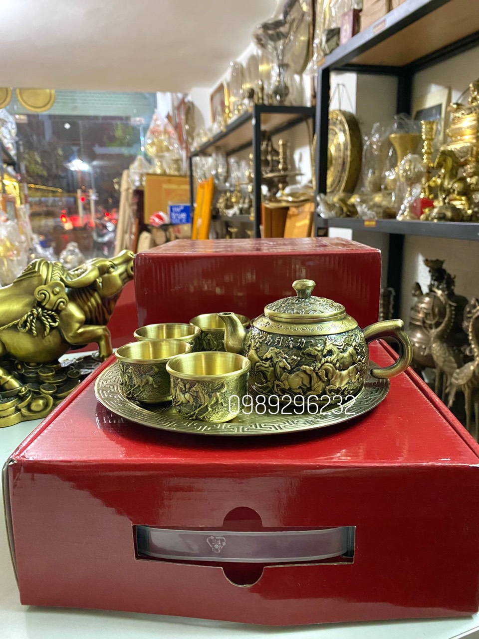 Bộ ấm trà hoa văn bát mã bằng đồng