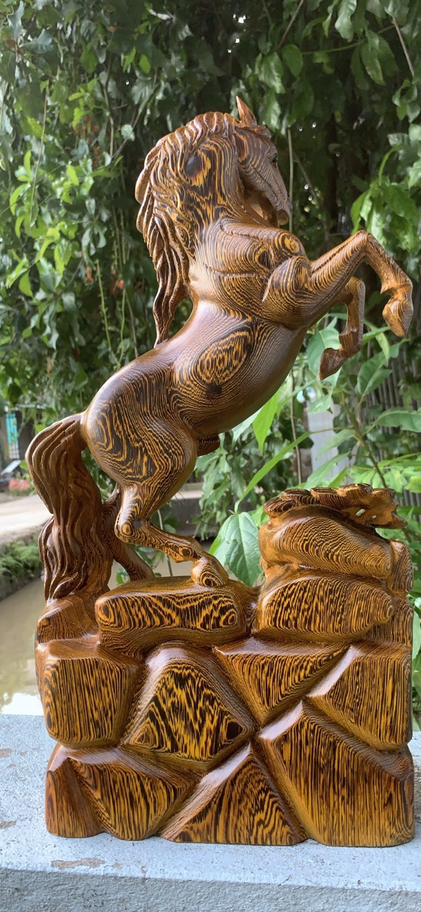 Tượng con ngựa phong thủy tài lộc bằng gỗ mun đuôi công kt cao 50×27×9cm