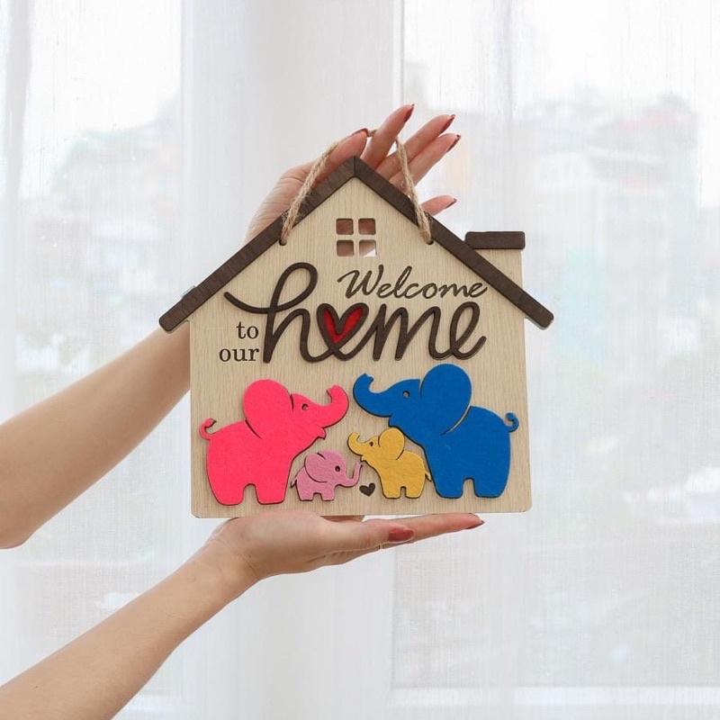 Bảng gỗ trang trí decor hình gia đình voi chữ Welcome home có sẵn dây treo