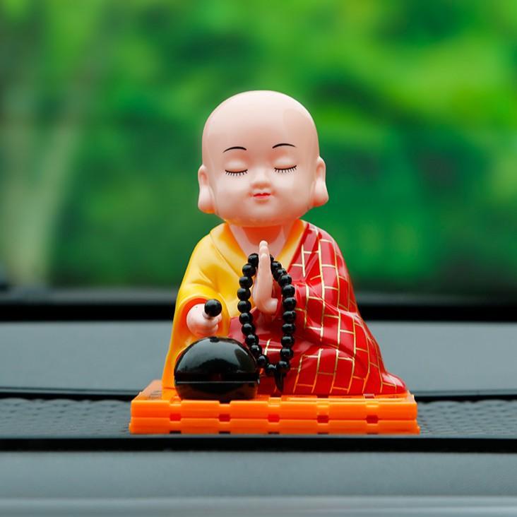 Tượng Thầy Chùa Gõ Mỏ Tụng Kinh trang trí xe hơi, phong thủy, bàn làm việc năng lượng mặt trời