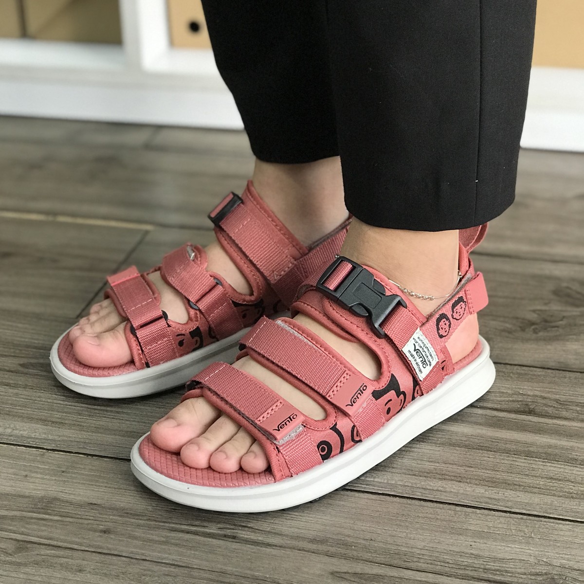 Giày sandal nữ siêu nhẹ hiệu Vento thích hợp mang đi học NB80P