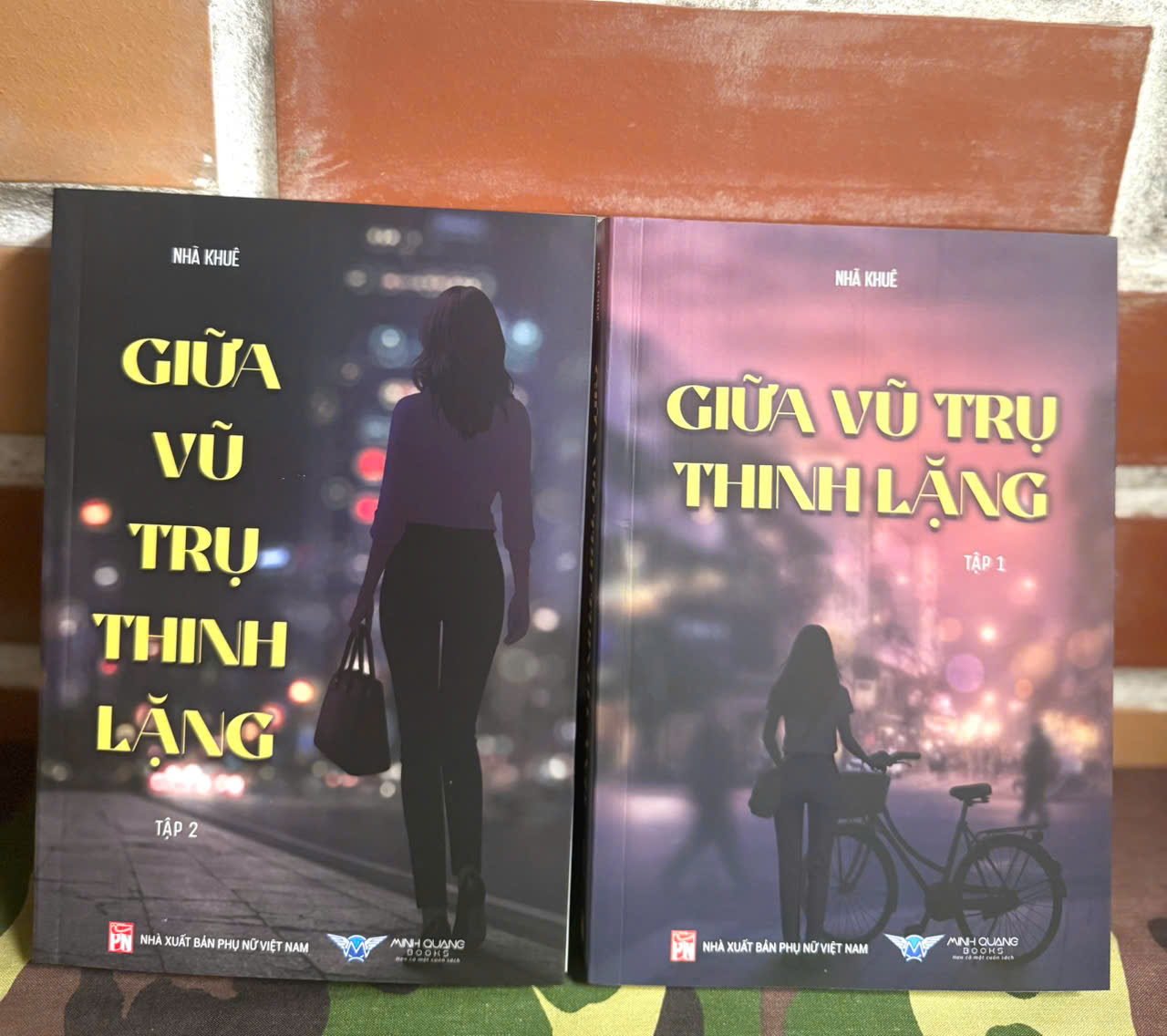 Combo 2 cuốn Giữa Vũ Trụ Thinh Lặng