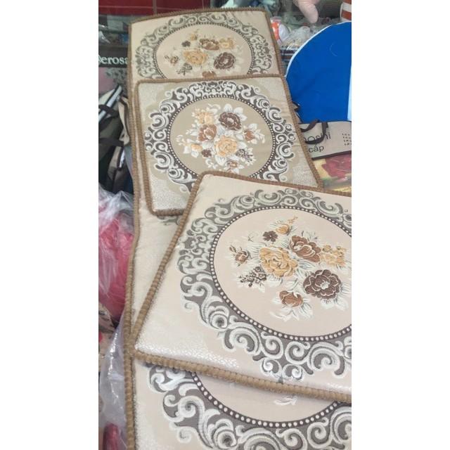 Thảm trải trên ghế gỗ tây âu