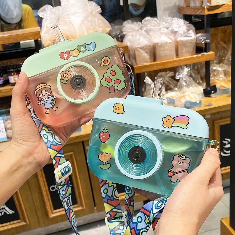 400Ml Ins Dễ Thương Camera Ấm Siêu Sáng Tạo Trẻ Em Bình Nước Có Ống Hút Ngoài Trời Chống Rơi Di Động Dây Đeo Nhựa Cốc Nước drinkware