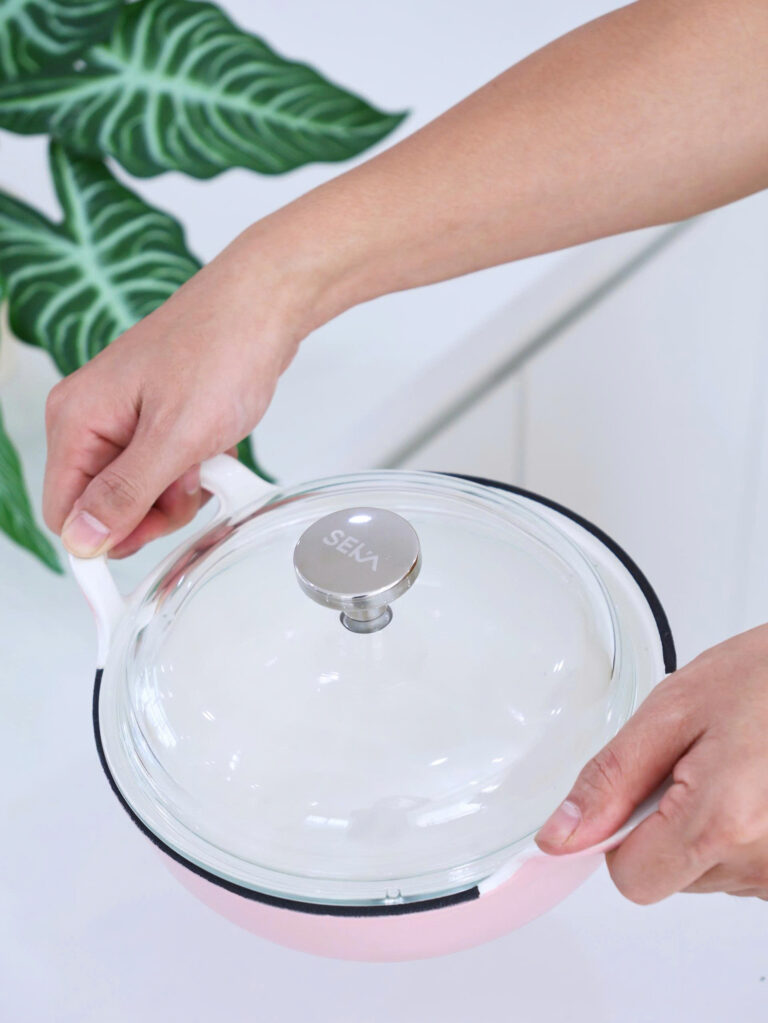 Nồi Gang Tráng Men Sứ Cao Cấp Seka SKG420 Size 20cm,Kèm Vung Kính Cao Cấp An Toàn - Hàng Chính Hãng