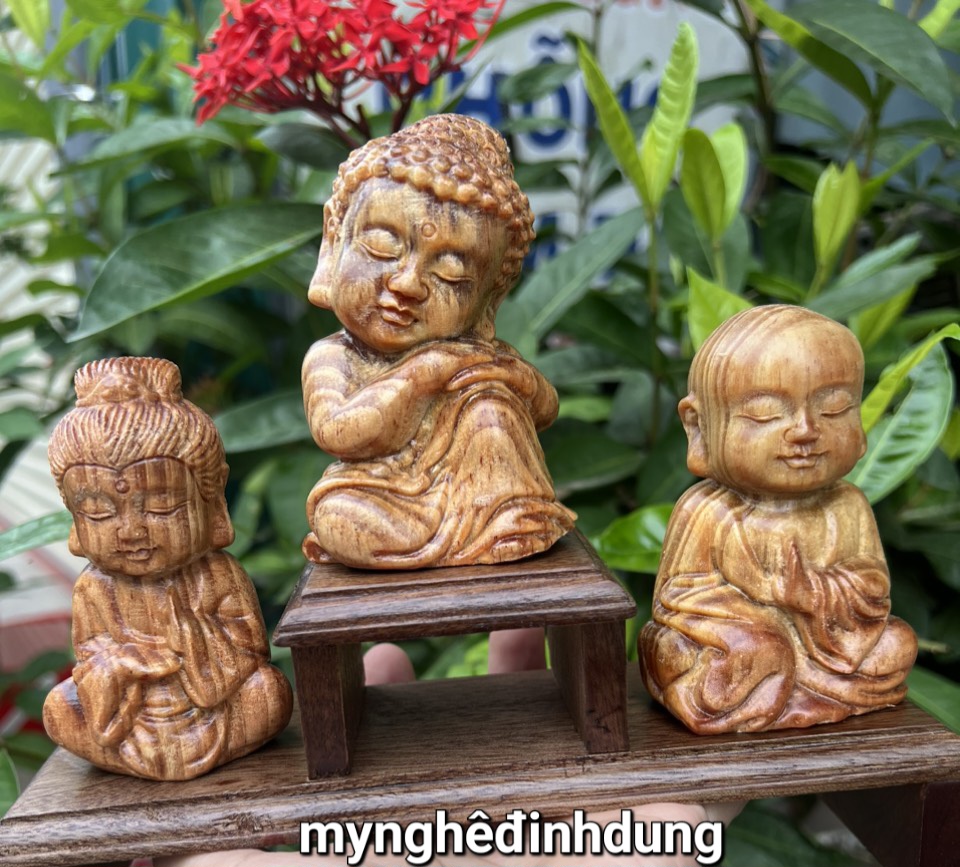 Bộ tượng tam tâm bằng gỗ huyết long mọng dầu cao 9x8x6cm +thêm kệ chân đế
