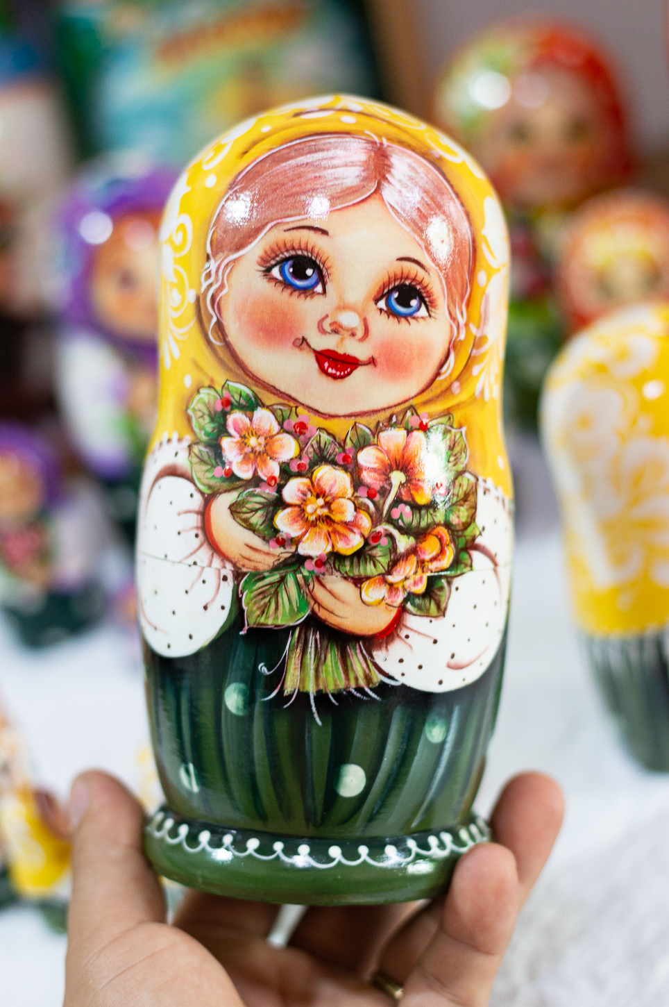 BỘ BÚP BÊ NGA MATRYOSHKA 5 LỚP 18CM HOA VĂN "MISA ÔM HOA VÀNG" RẤT ĐẸP VÀ DỄ THƯƠNG