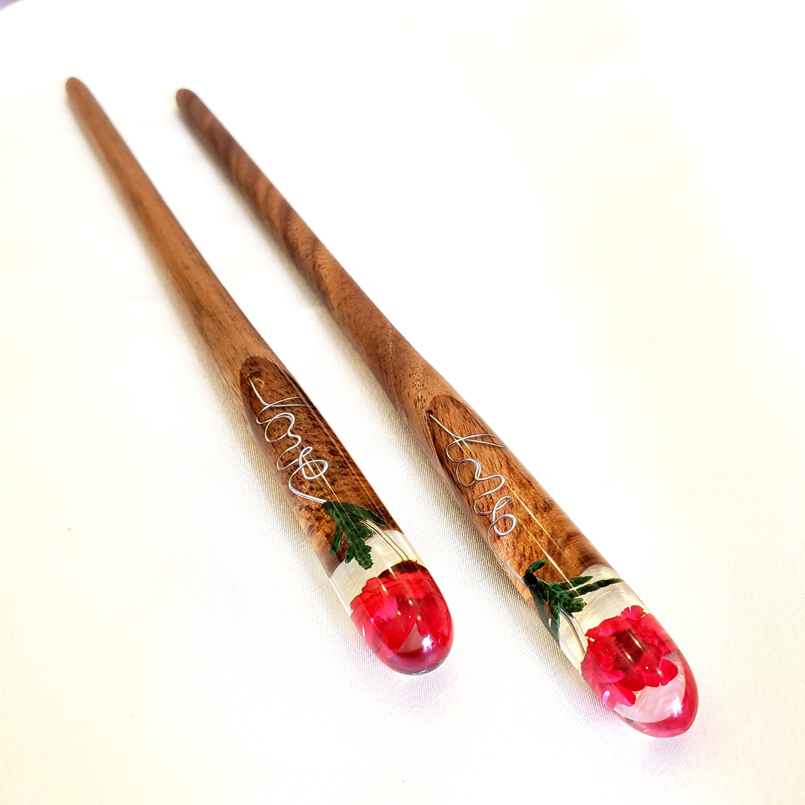 Trâm cài tóc gỗ- resin &amp; hoa snowy đỏ - love