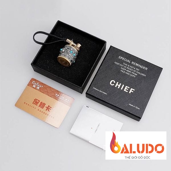 Vỏ hộp quẹt xăng đá kiêm móc khóa CF-212C vỏ xoay hoa văn nổi đính đá